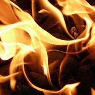 Loderndes Feuer im Ofen
