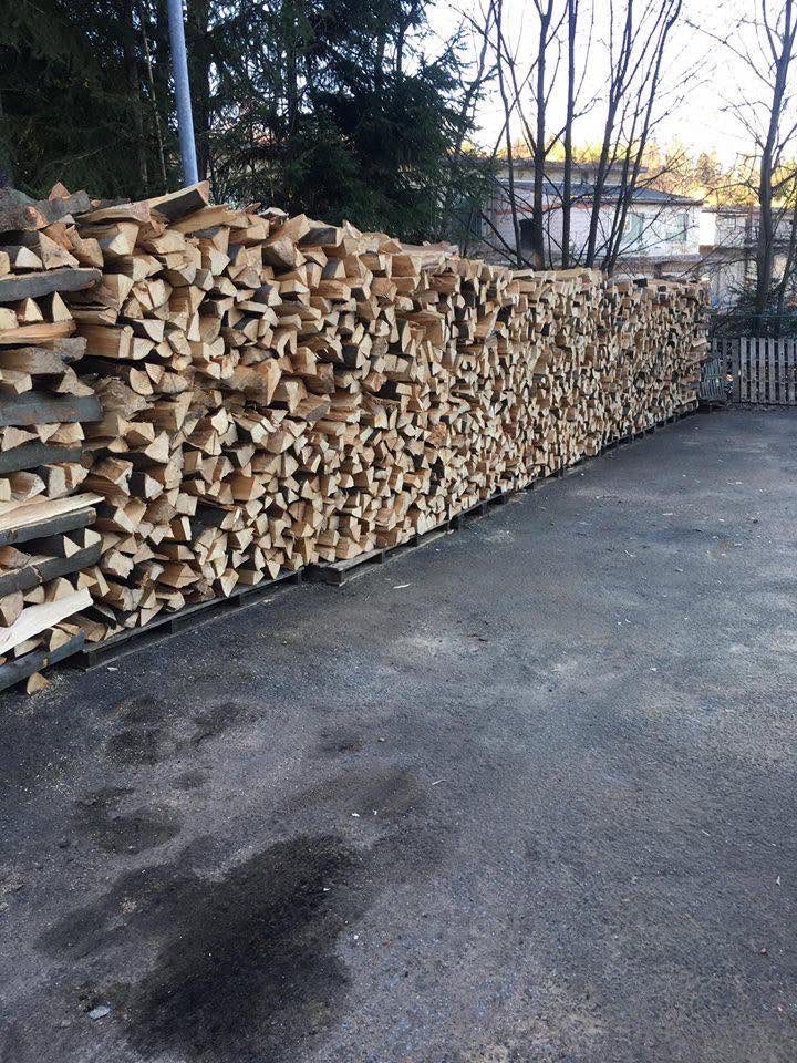 Sauber geschichteter Holzstapel